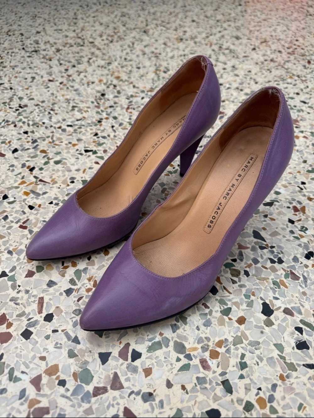 Marc Jacobs Lavender soft Leather Pointed-Toe Pumps - Picture 2 of 5